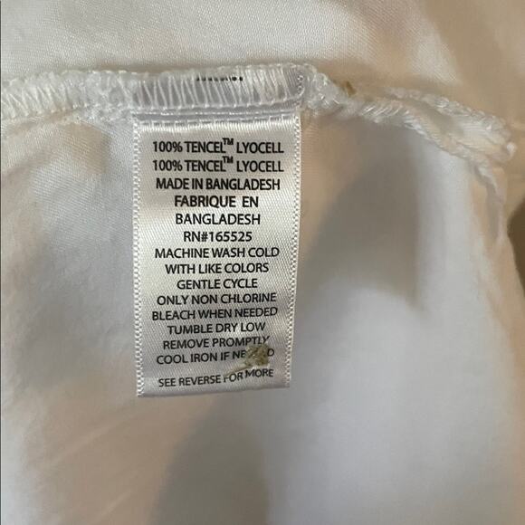 White Short Sleeve Button-Up Shirt

PTP 21”
Length 27” - Picture 3 of 4